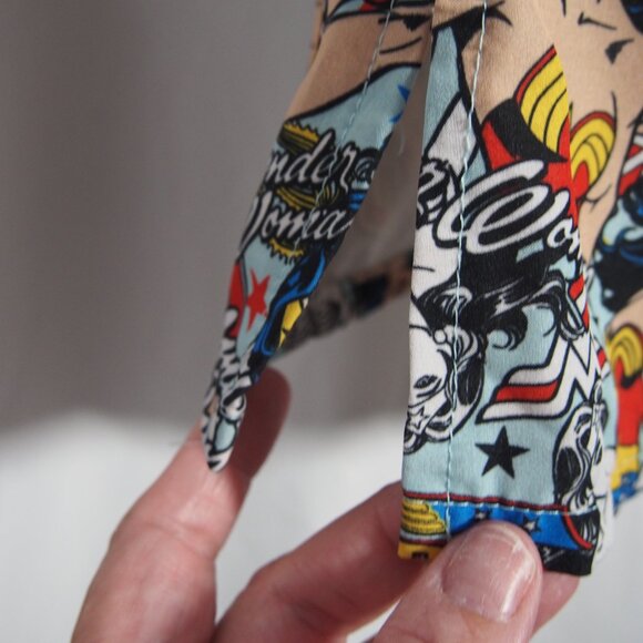 Wonder Woman Comic Art V-Neck Scrubs Top Size M/L - Picture 9 of 10